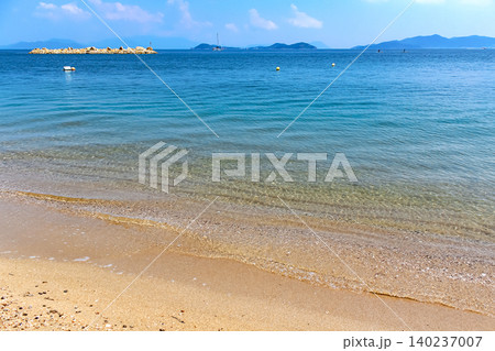 【香川】夏の女木島 透明度の高い女木島海岸 【香川】夏の女木島 透明度の高い女木島海岸 140237007