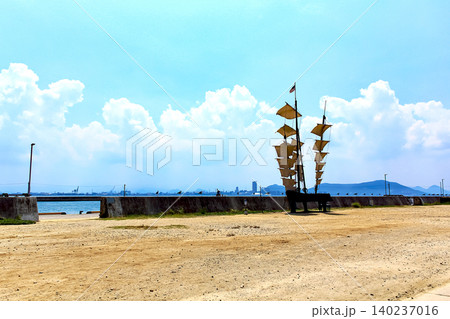 【香川】夏の女木島 快晴の島内と遠くに見える高松市内 【香川】夏の女木島 快晴の島内と遠くに見える高松市内 140237016