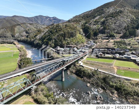 【空撮】四万十川最大の中州・三島と沈下橋群(高知県) 【空撮】四万十川最大の中州・三島と沈下橋群(高知県) 140237349