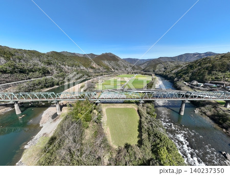 【空撮】四万十川最大の中州・三島と沈下橋群(高知県) 【空撮】四万十川最大の中州・三島と沈下橋群(高知県) 140237350