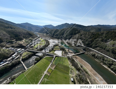 【空撮】四万十川最大の中州・三島と沈下橋群(高知県) 【空撮】四万十川最大の中州・三島と沈下橋群(高知県) 140237353