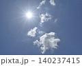 青空と太陽　直射日光　フリースペースイメージ 140237415