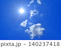 青空と太陽　直射日光　フリースペースイメージ 140237418
