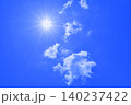 青空と太陽　直射日光　フリースペースイメージ 140237422