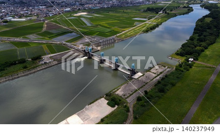 【ドローン空撮】荒川・秋ヶ瀬取水堰と豊かな田園風景のパノラマ(埼玉県さいたま市) 【ドローン空撮】荒川・秋ヶ瀬取水堰と豊かな田園風景のパノラマ(埼玉県さいたま市) 140237949