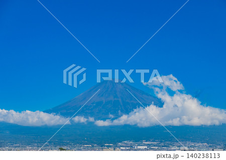 青空が広がる富士山の壮大な景色 140238113