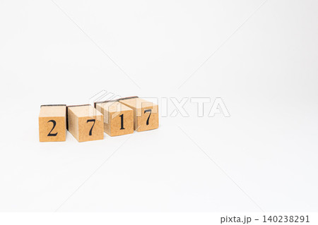 木のブロックで並べた4桁の数字 木のブロックで並べた4桁の数字 140238291