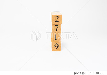 木のブロックで並べた4桁の数字 木のブロックで並べた4桁の数字 140238305