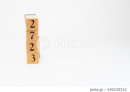 木のブロックで並べた4桁の数字 木のブロックで並べた4桁の数字 140238322