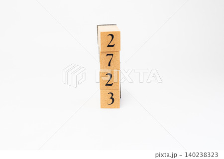 木のブロックで並べた4桁の数字 140238323