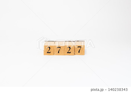 木のブロックで並べた4桁の数字 140238343