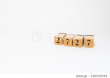 木のブロックで並べた4桁の数字 木のブロックで並べた4桁の数字 140238344