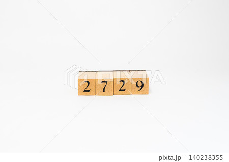 木のブロックで並べた4桁の数字 木のブロックで並べた4桁の数字 140238355