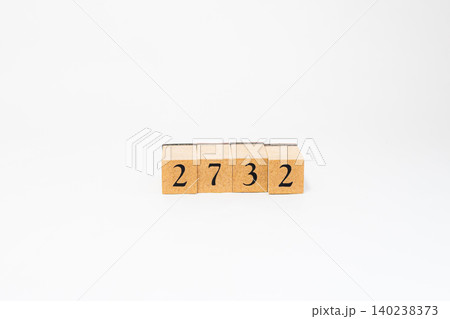 木のブロックで並べた4桁の数字 木のブロックで並べた4桁の数字 140238373