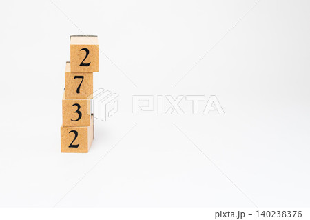 木のブロックで並べた4桁の数字 木のブロックで並べた4桁の数字 140238376