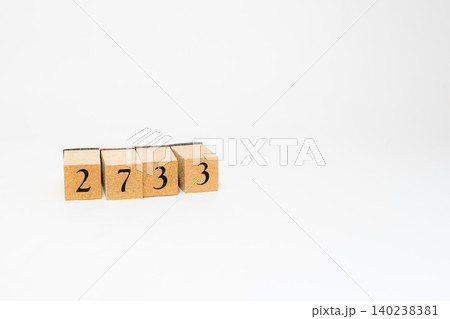 木のブロックで並べた4桁の数字 木のブロックで並べた4桁の数字 140238381