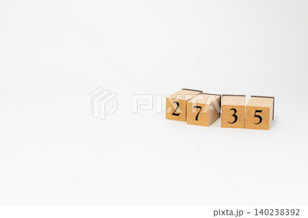 木のブロックで並べた4桁の数字 140238392