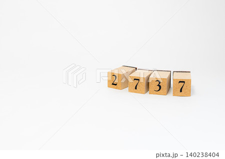 木のブロックで並べた4桁の数字 木のブロックで並べた4桁の数字 140238404