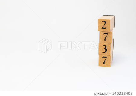 木のブロックで並べた4桁の数字 木のブロックで並べた4桁の数字 140238408