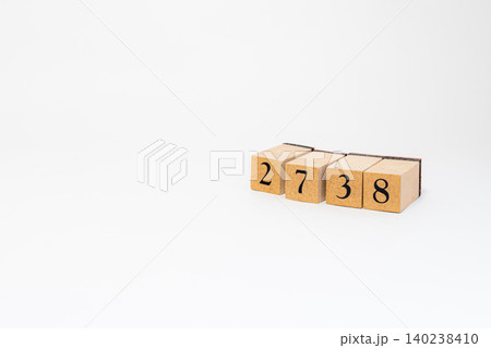 木のブロックで並べた4桁の数字 140238410