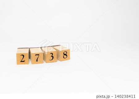 木のブロックで並べた4桁の数字 140238411
