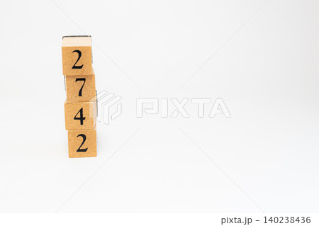 木のブロックで並べた4桁の数字 木のブロックで並べた4桁の数字 140238436