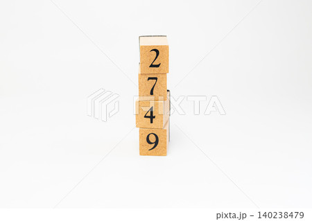 木のブロックで並べた4桁の数字 140238479