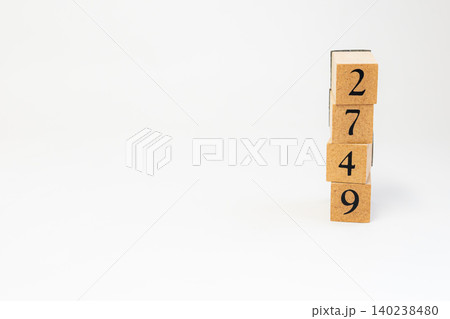 木のブロックで並べた4桁の数字 140238480