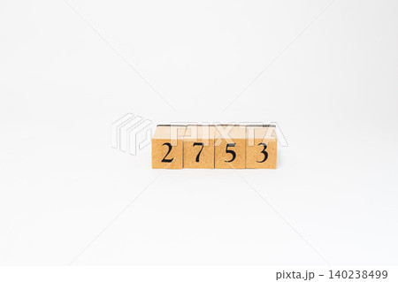 木のブロックで並べた4桁の数字 140238499