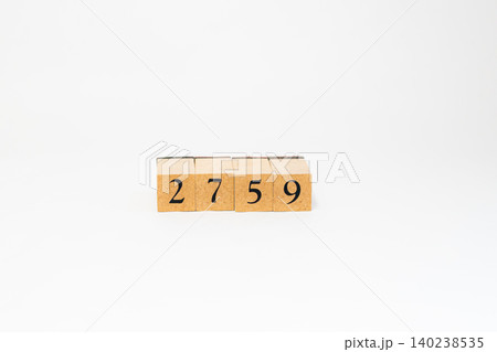 木のブロックで並べた4桁の数字 140238535