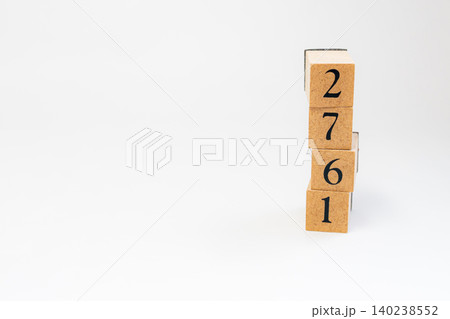 木のブロックで並べた4桁の数字 木のブロックで並べた4桁の数字 140238552