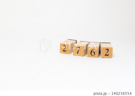 木のブロックで並べた4桁の数字 木のブロックで並べた4桁の数字 140238554