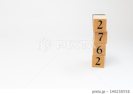 木のブロックで並べた4桁の数字 140238558