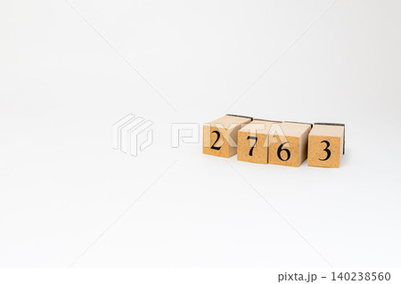 木のブロックで並べた4桁の数字 木のブロックで並べた4桁の数字 140238560