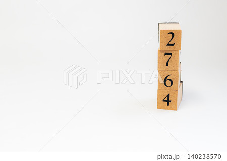 木のブロックで並べた4桁の数字 木のブロックで並べた4桁の数字 140238570