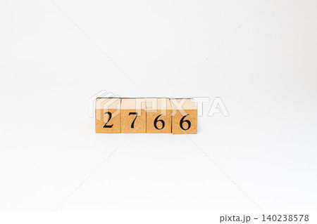 木のブロックで並べた4桁の数字 木のブロックで並べた4桁の数字 140238578