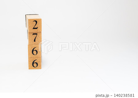 木のブロックで並べた4桁の数字 木のブロックで並べた4桁の数字 140238581