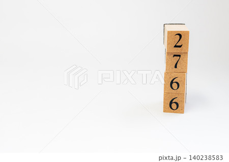 木のブロックで並べた4桁の数字 140238583