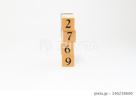 木のブロックで並べた4桁の数字 140238600