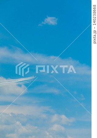 快晴の青空を編隊飛行するブルーインパルス 上富良野駐屯地 140238668