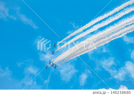 快晴の青空を編隊飛行するブルーインパルス 上富良野駐屯地 140238680