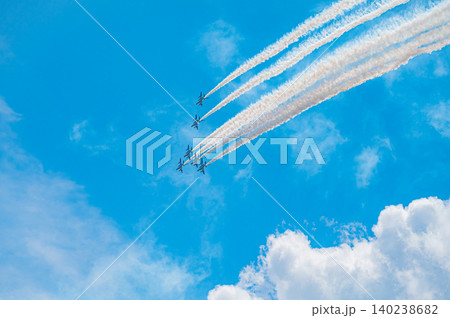 快晴の青空を編隊飛行するブルーインパルス 上富良野駐屯地 140238682