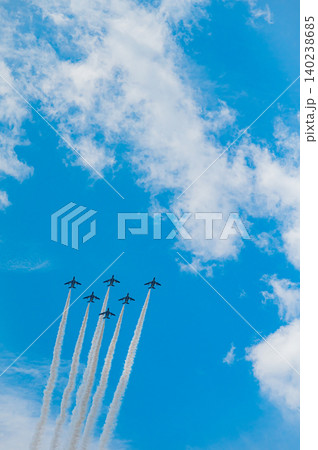 快晴の青空を編隊飛行するブルーインパルス 上富良野駐屯地 快晴の青空を編隊飛行するブルーインパルス 上富良野駐屯地 140238685