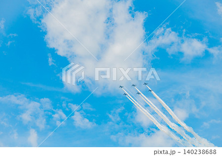 快晴の青空を編隊飛行するブルーインパルス 上富良野駐屯地 快晴の青空を編隊飛行するブルーインパルス 上富良野駐屯地 140238688