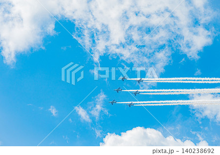 快晴の青空を編隊飛行するブルーインパルス 上富良野駐屯地 140238692