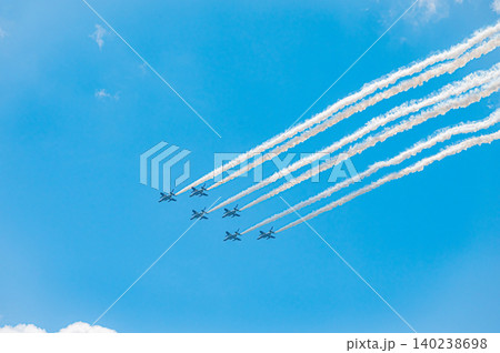 快晴の青空を編隊飛行するブルーインパルス 上富良野駐屯地 140238698