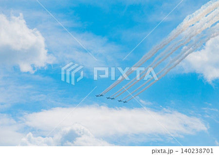快晴の青空を編隊飛行するブルーインパルス 上富良野駐屯地 140238701