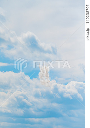 快晴の青空を編隊飛行するブルーインパルス 上富良野駐屯地 140238705