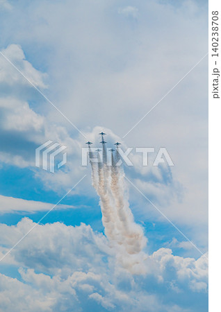 快晴の青空を編隊飛行するブルーインパルス 上富良野駐屯地 快晴の青空を編隊飛行するブルーインパルス 上富良野駐屯地 140238708