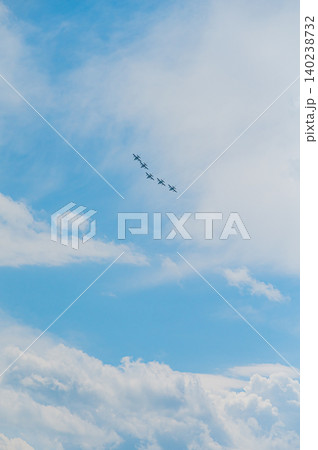 快晴の青空を編隊飛行するブルーインパルス 上富良野駐屯地 140238732